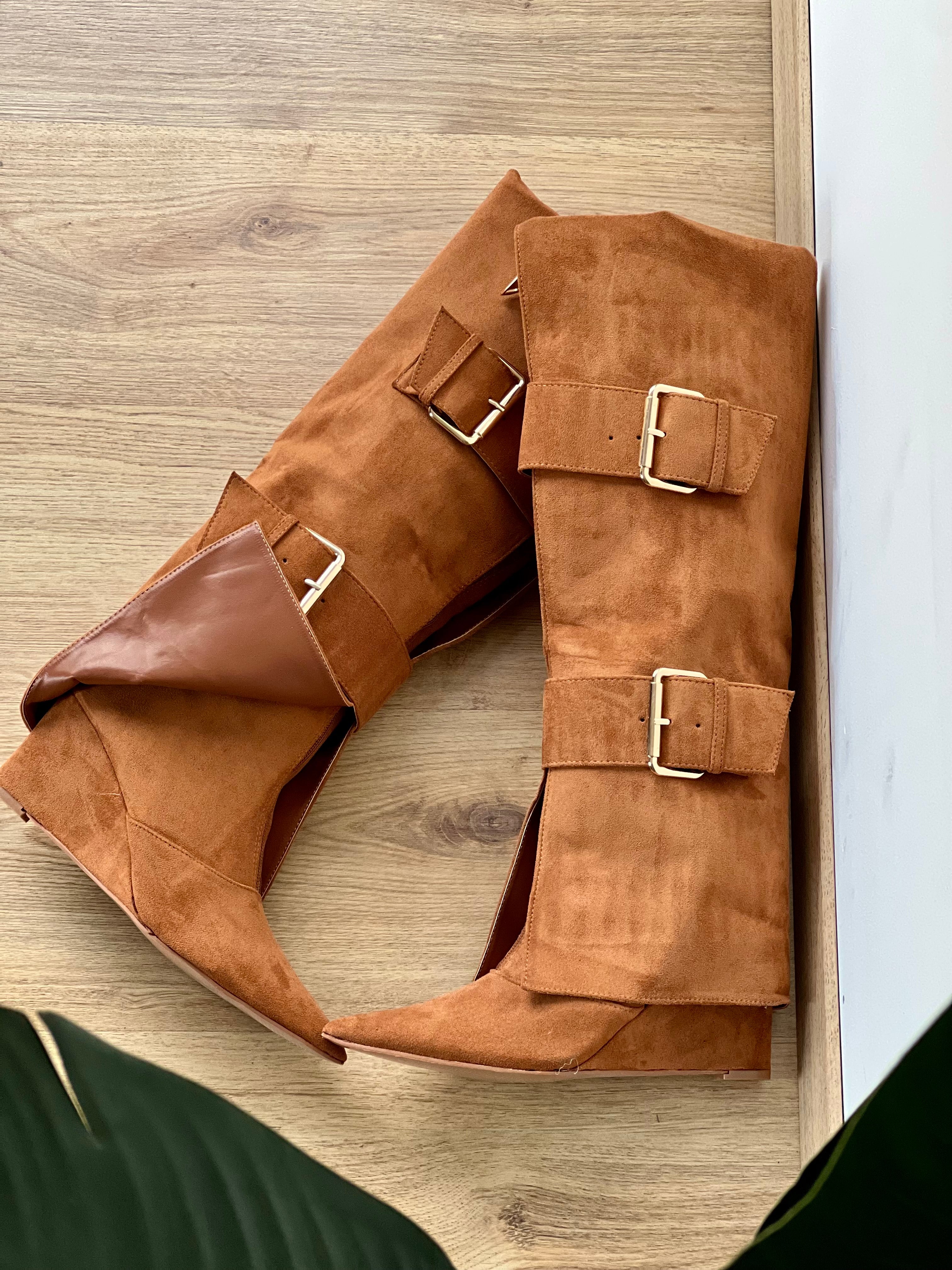 Stivale in camoscio cammello con fibie