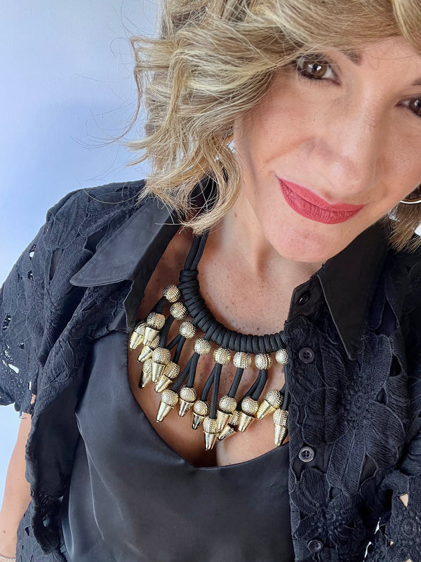 Collana con cordoncino nero e dettagli oro