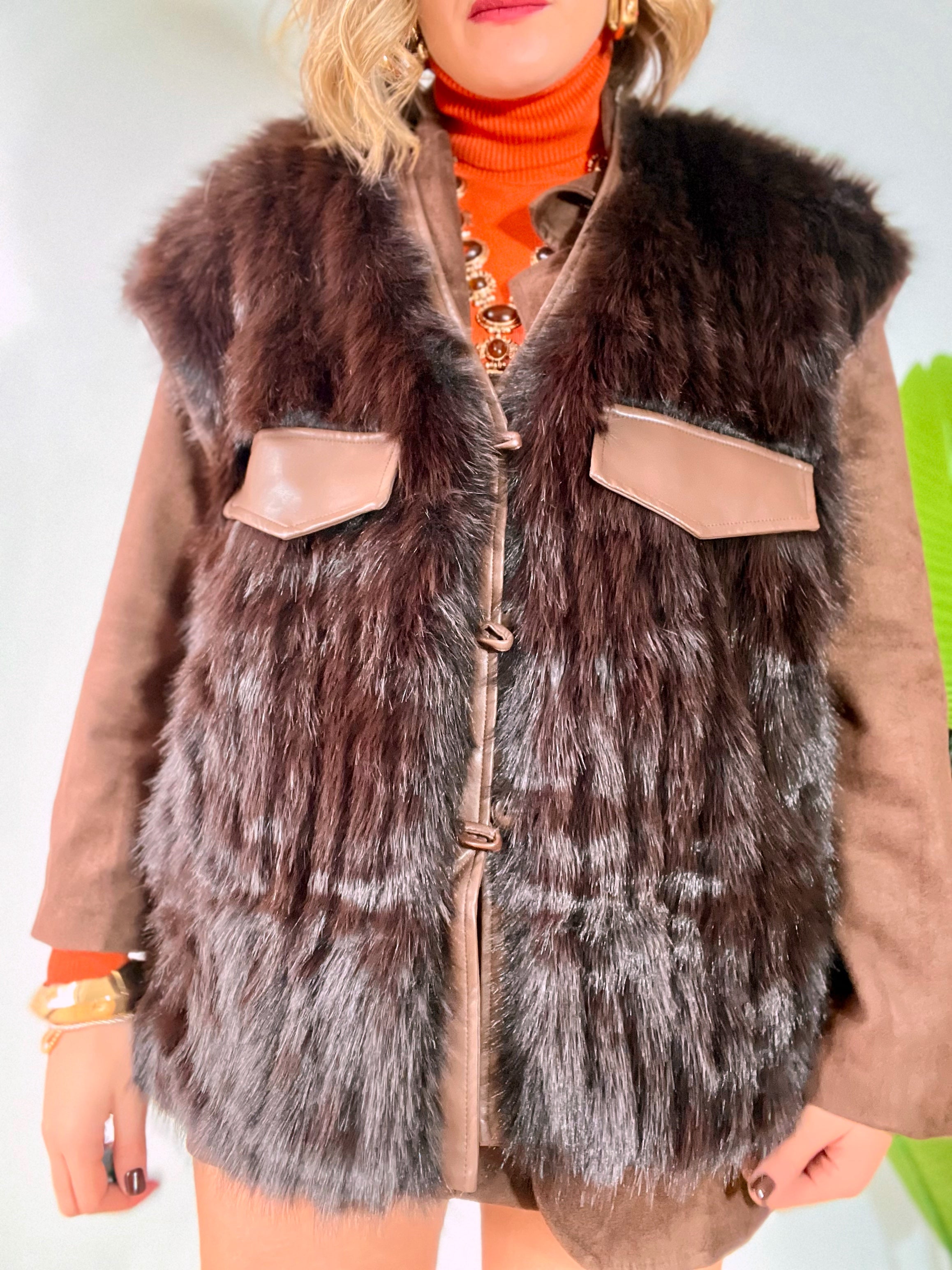 Gilet in ecopelliccia marrone bruciato con inserti in ecopelle