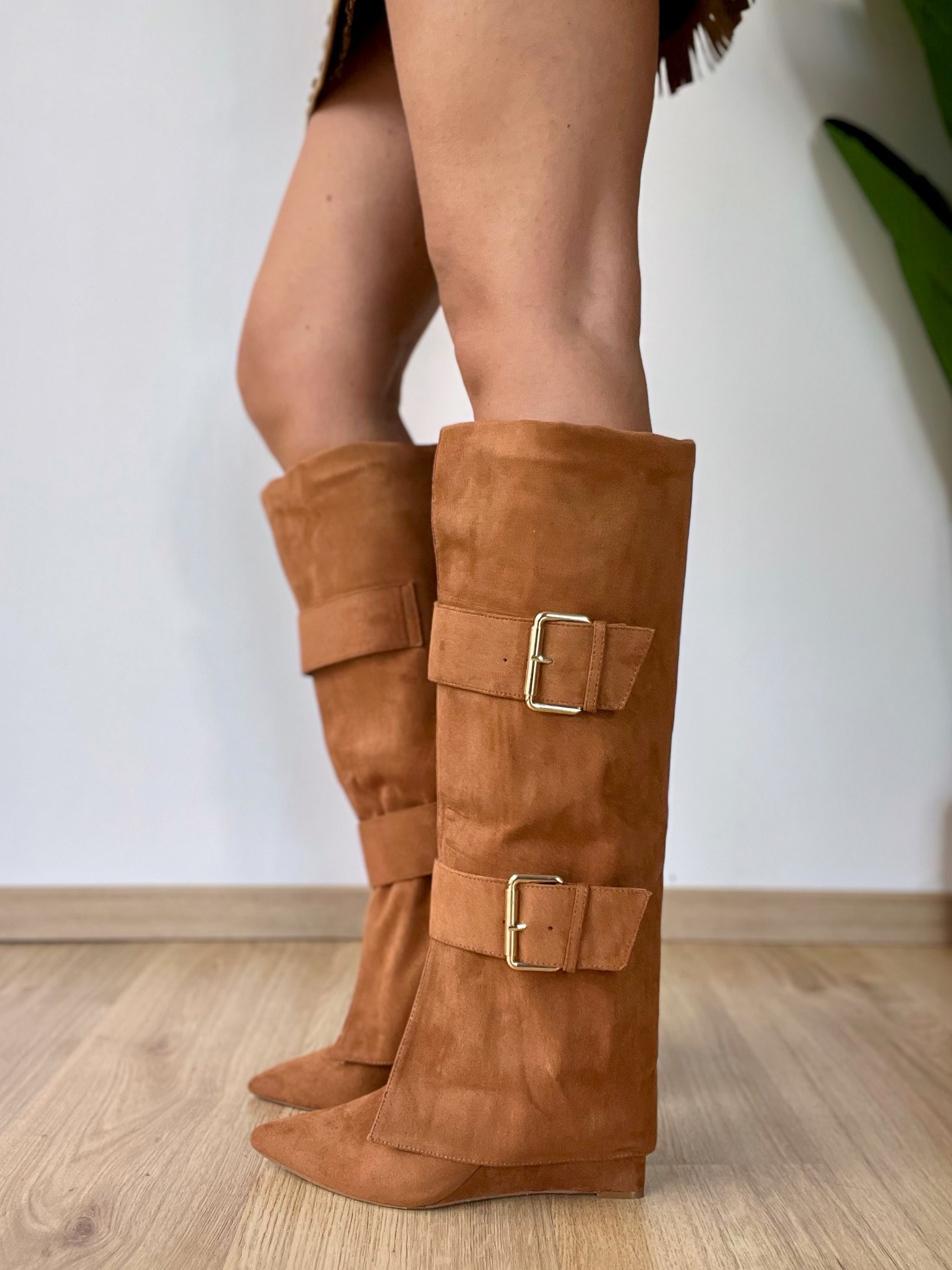 Stivale in camoscio cammello con fibie