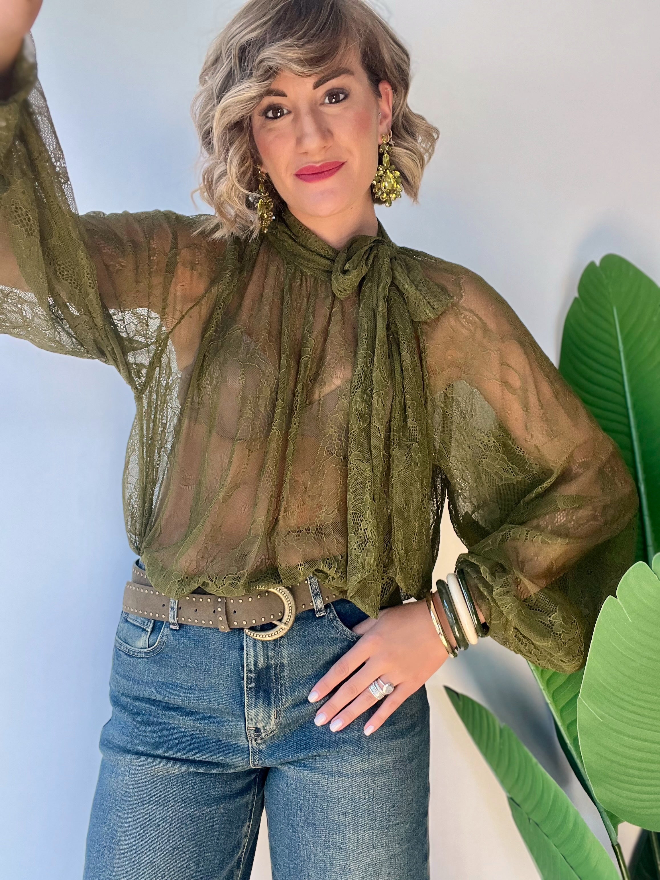 Camicia in pizzo con fiocco sul collo