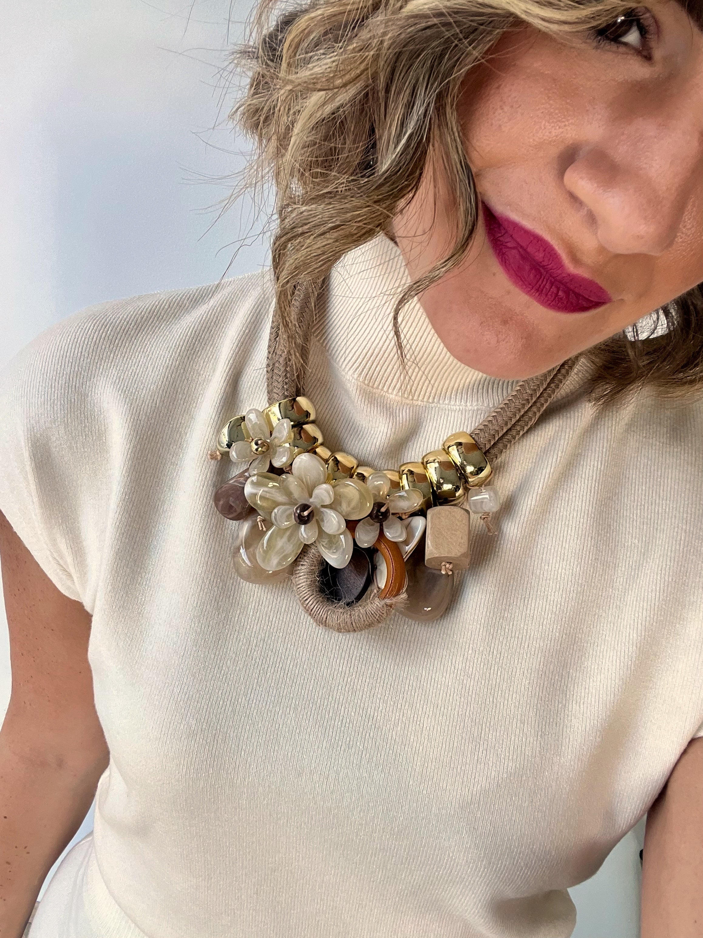 Collana beige in corda con ciondoli