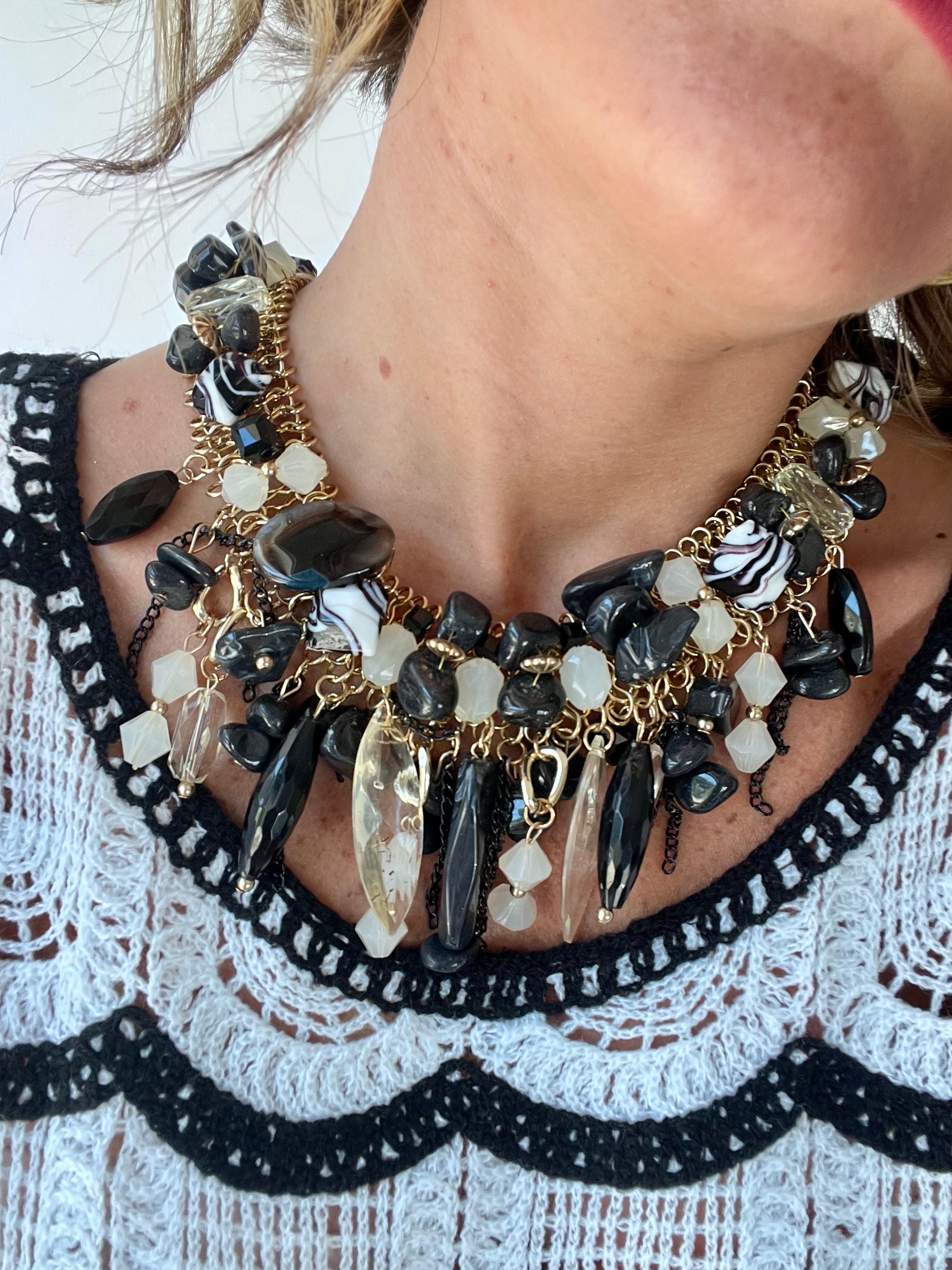 Collana con pietre bianche e nere