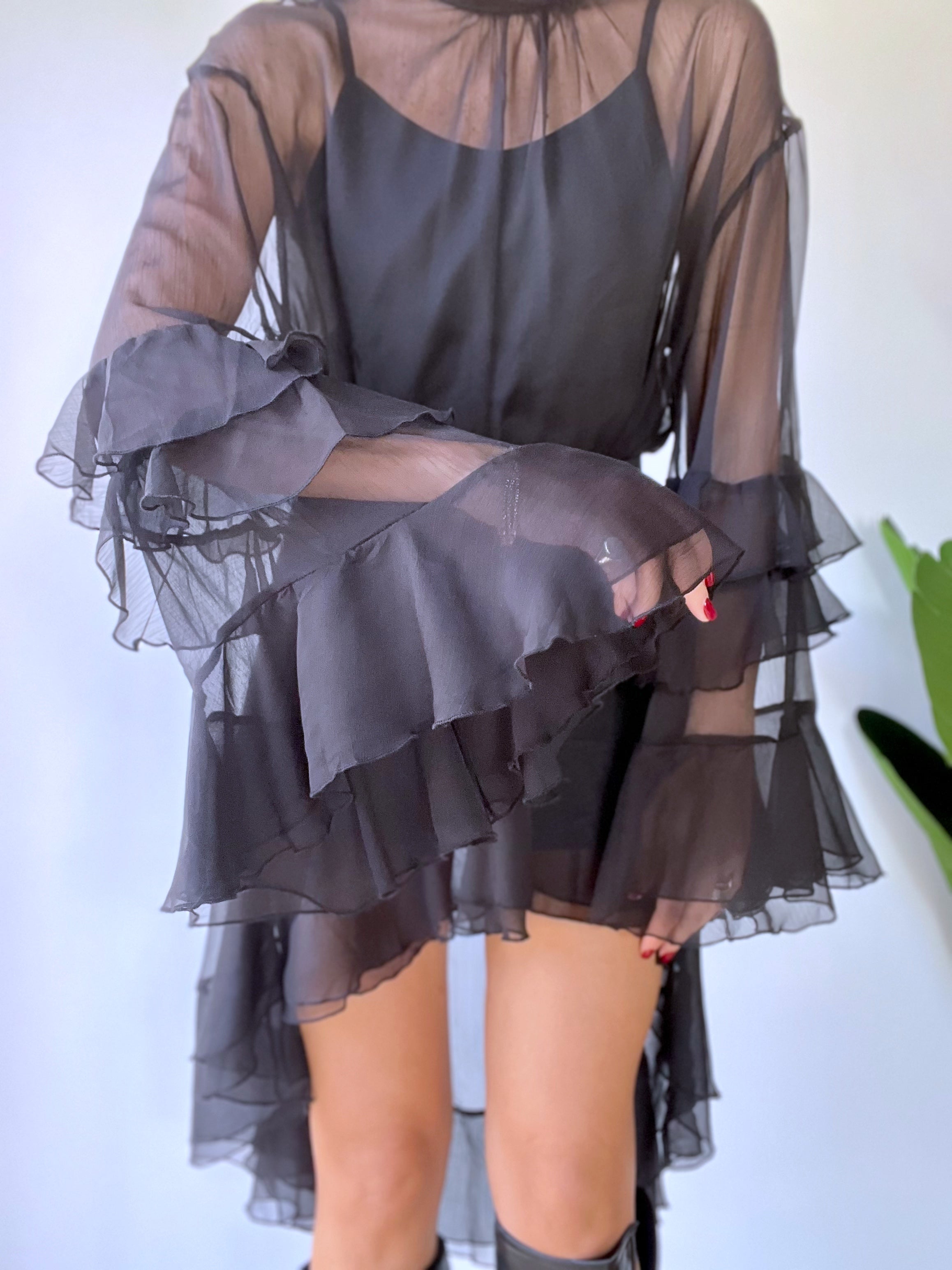 Vestito in velo nero corto avanti e più lungo sul retro