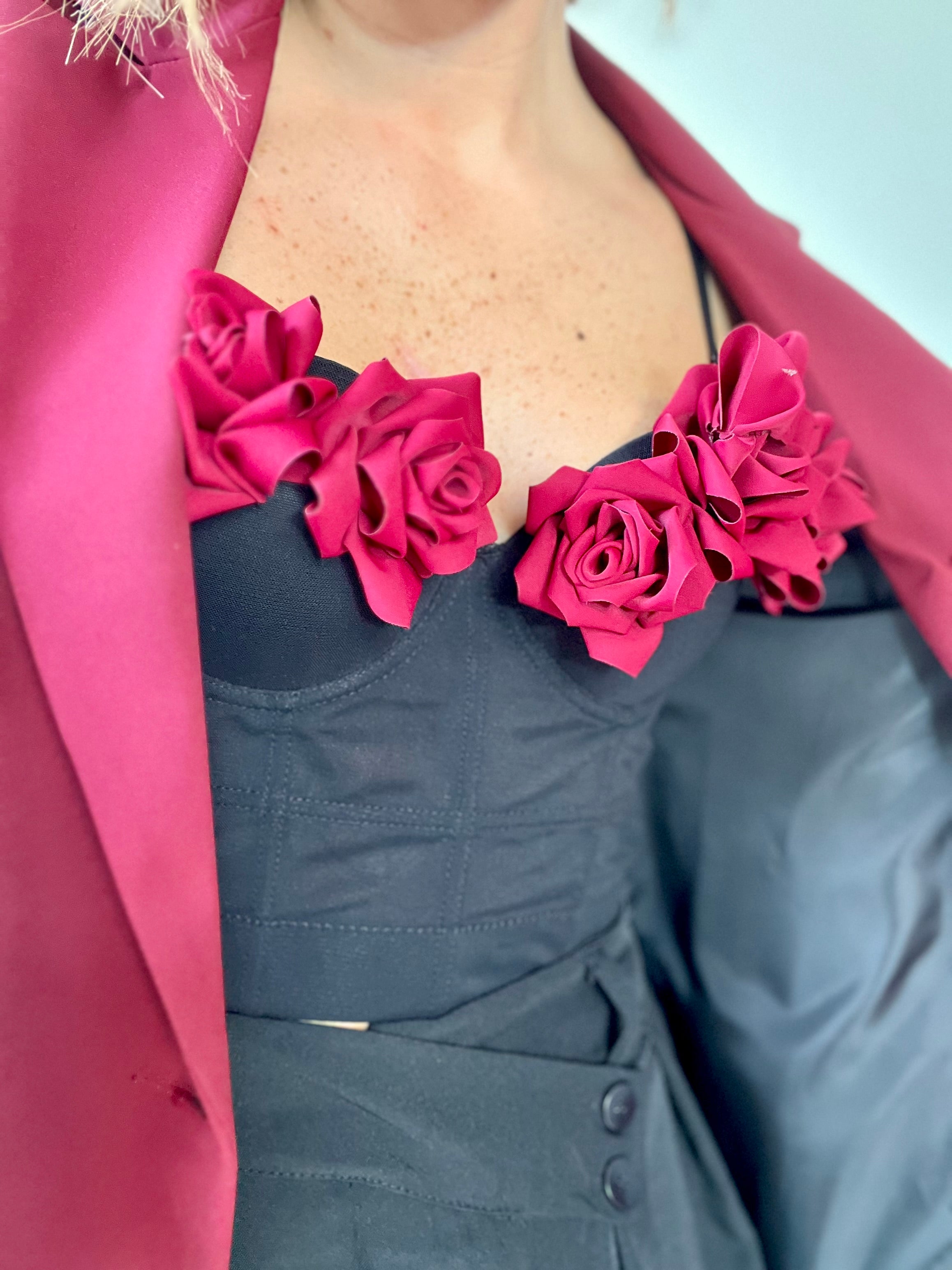 Corpetto nero strutturato con rose bordeaux