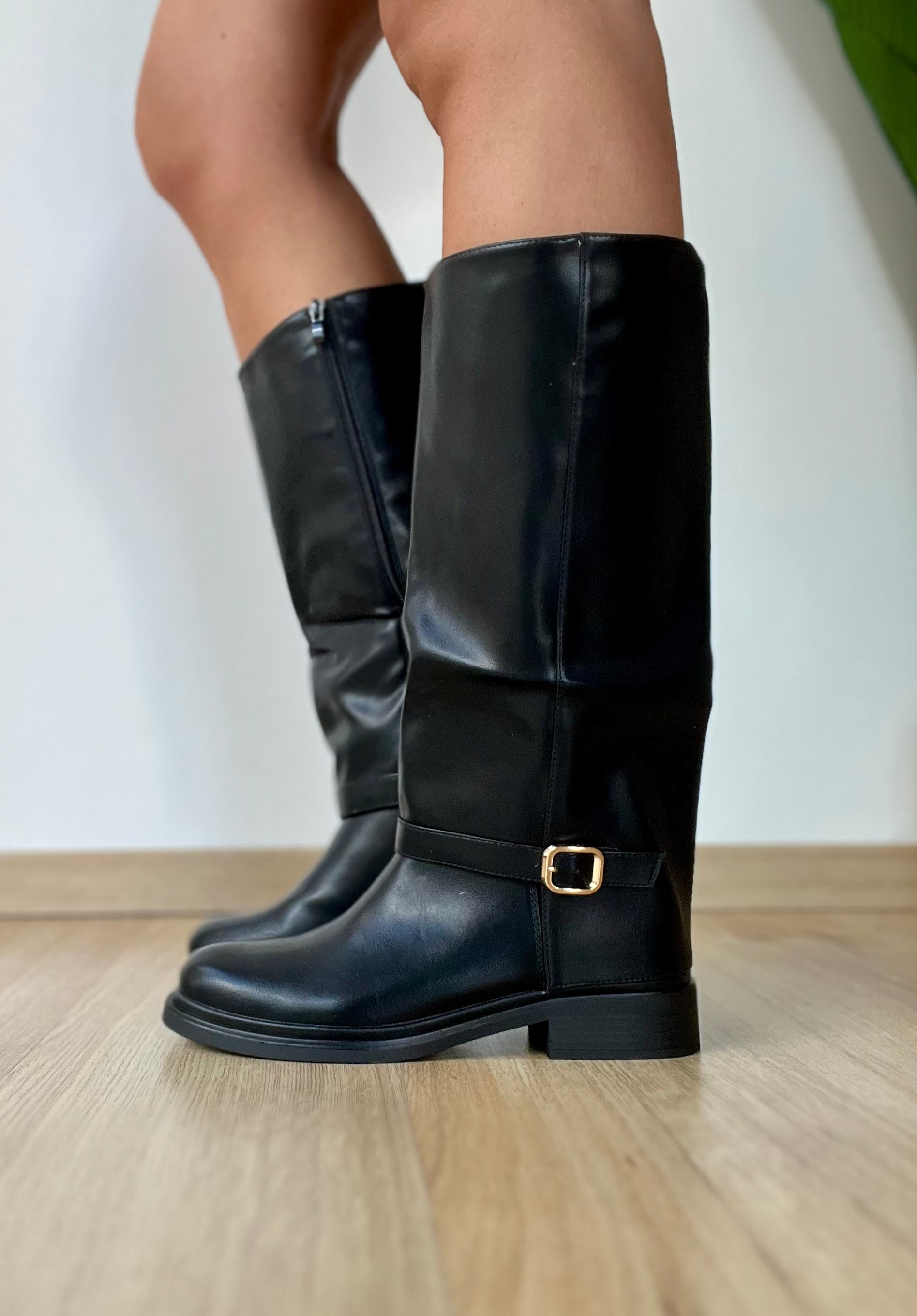 Stivale nero con gambale dritto