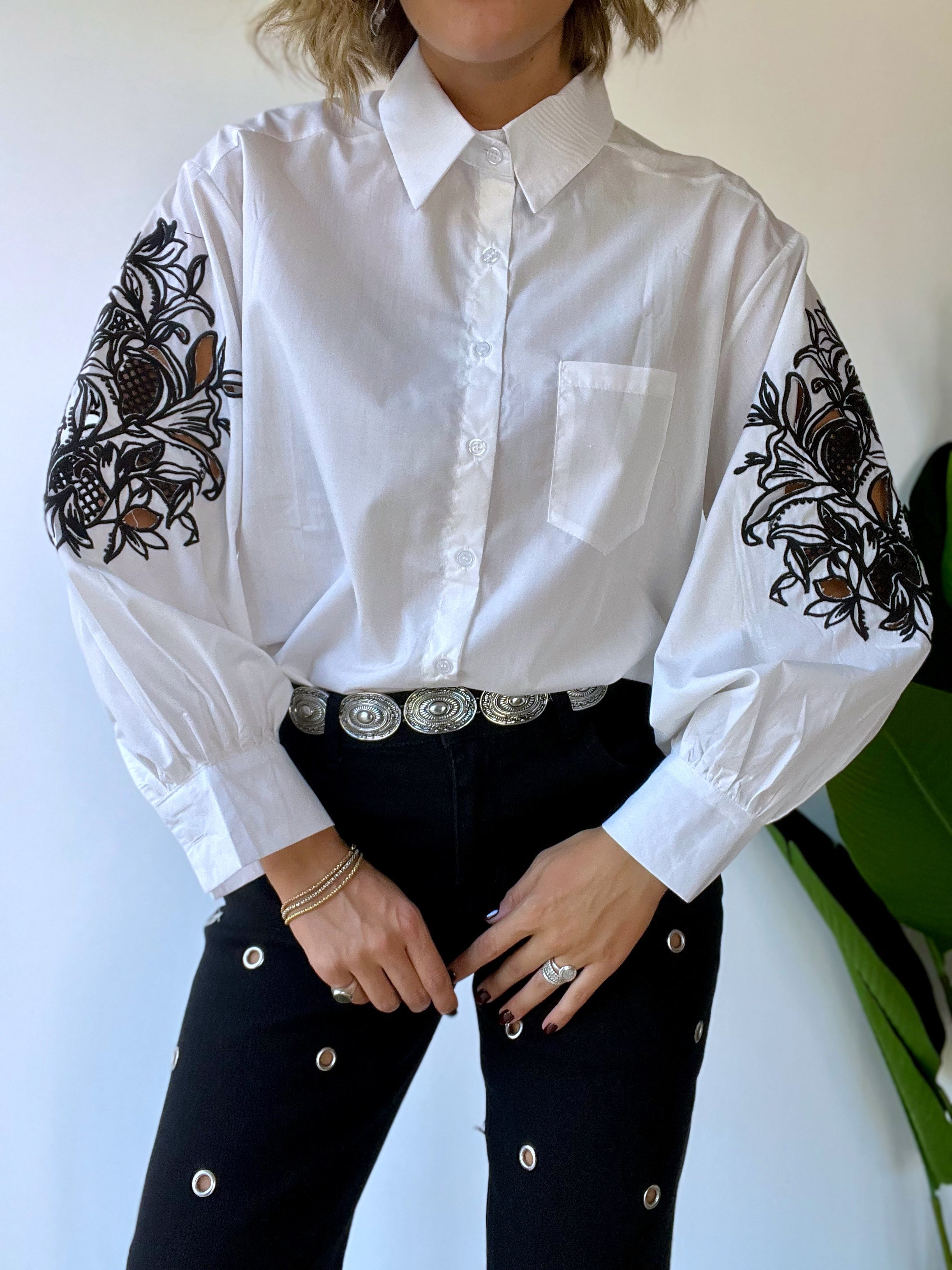 Camicia bianca con maniche ricamate