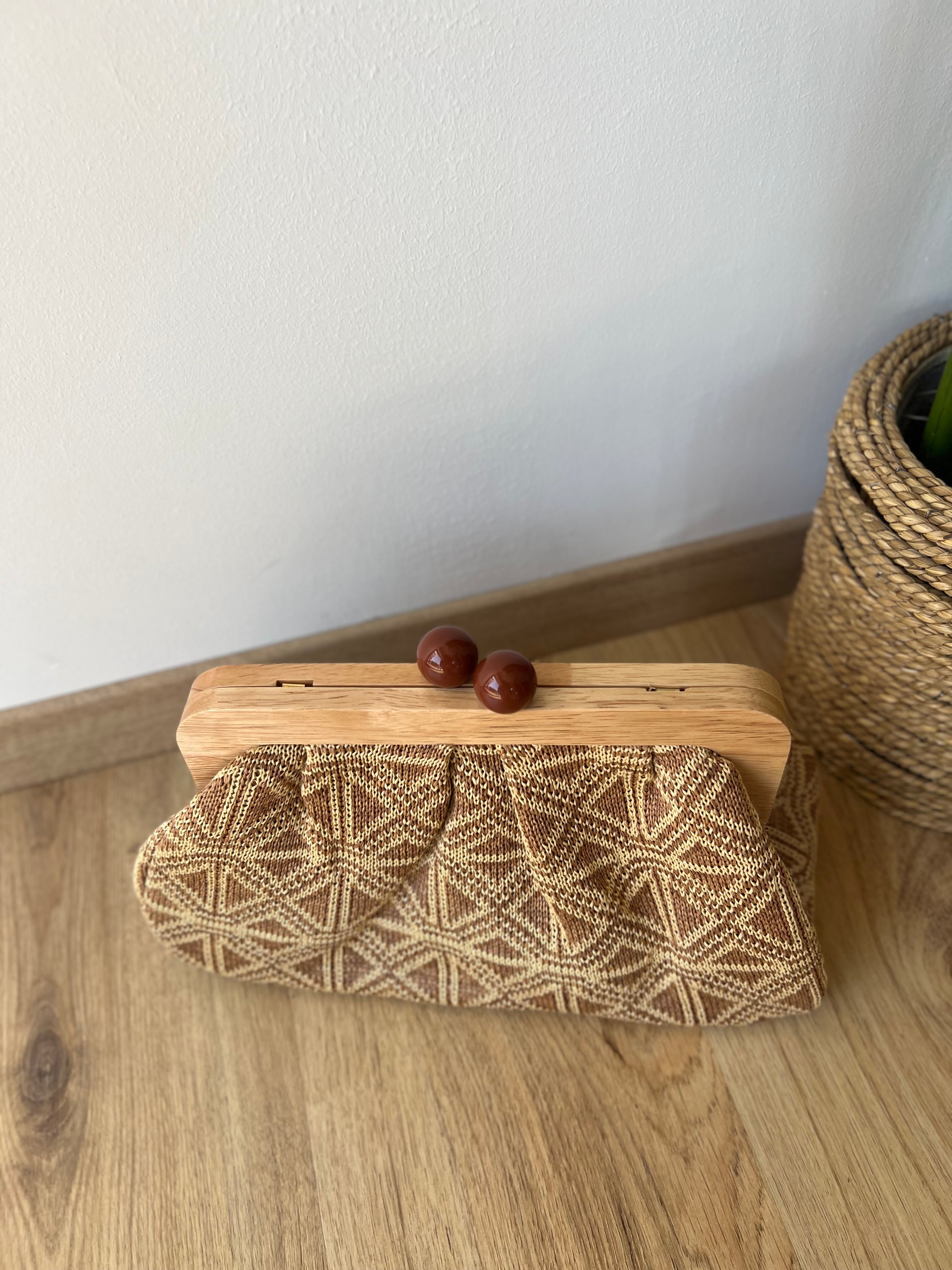 Pochette a fantasia con manico in legno