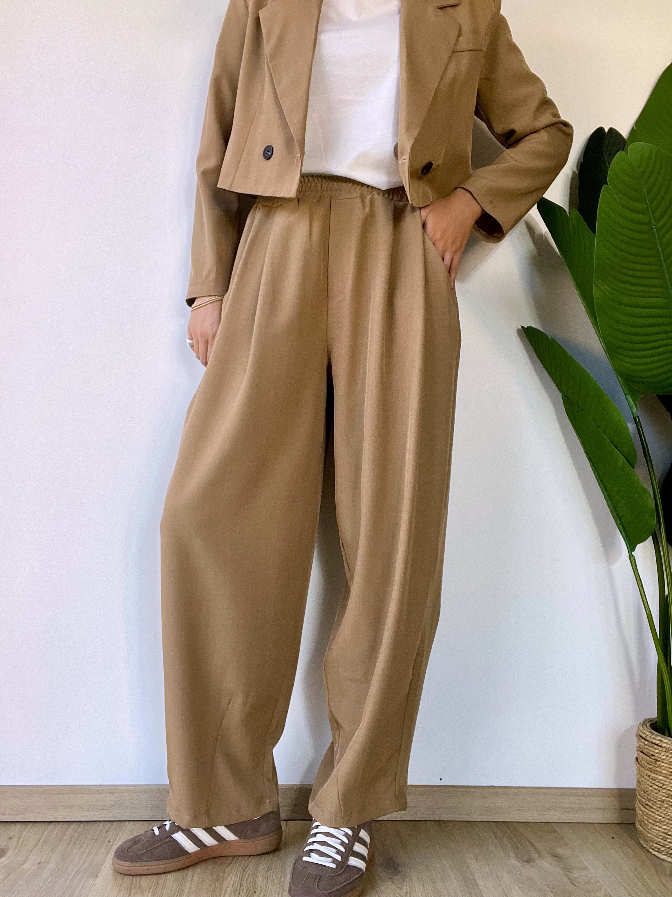 Tailleur con blazer corto e panta balloon beige