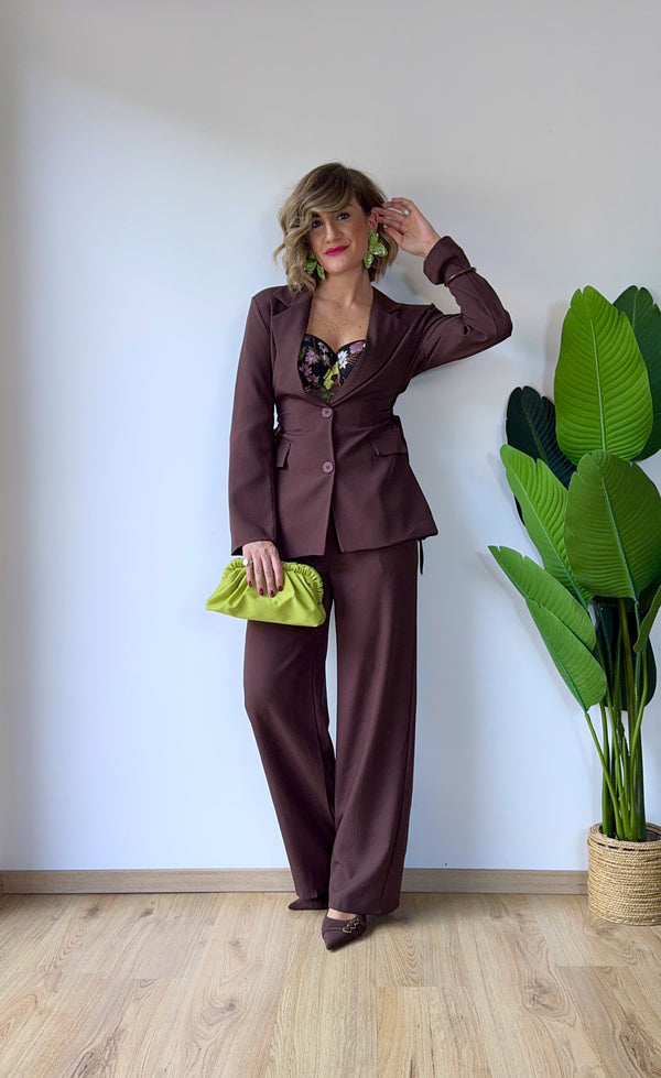 Tailleur marrone con stringhe laterali