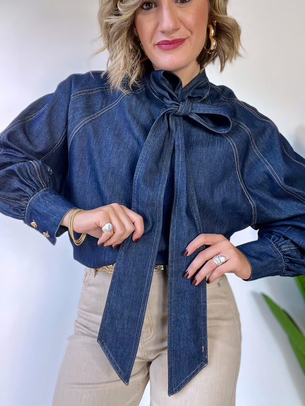 Camicia in denim scuro con collo fiocco