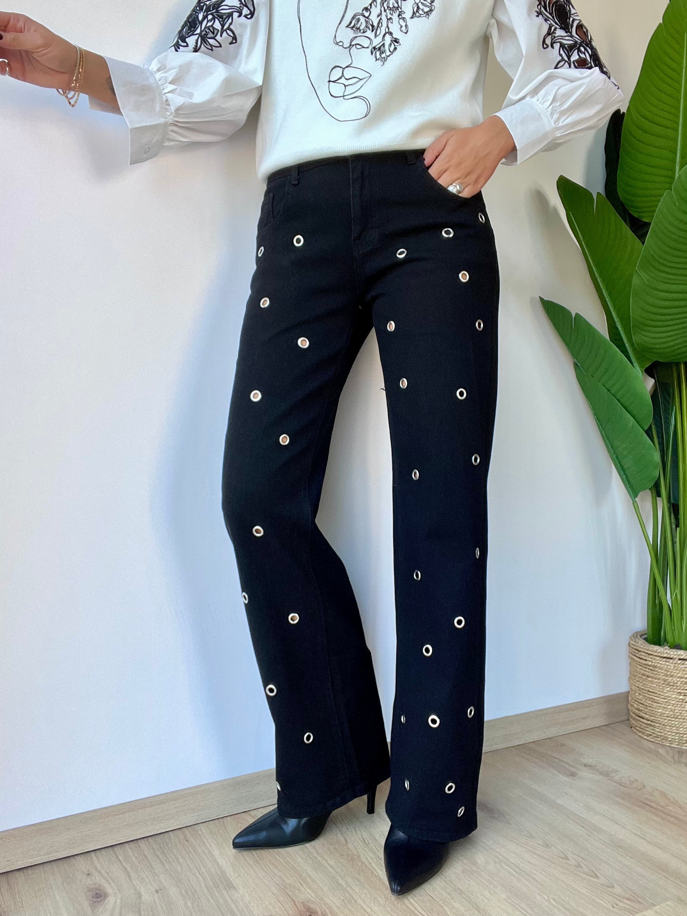 Jeans a palazzo nero con occhielli