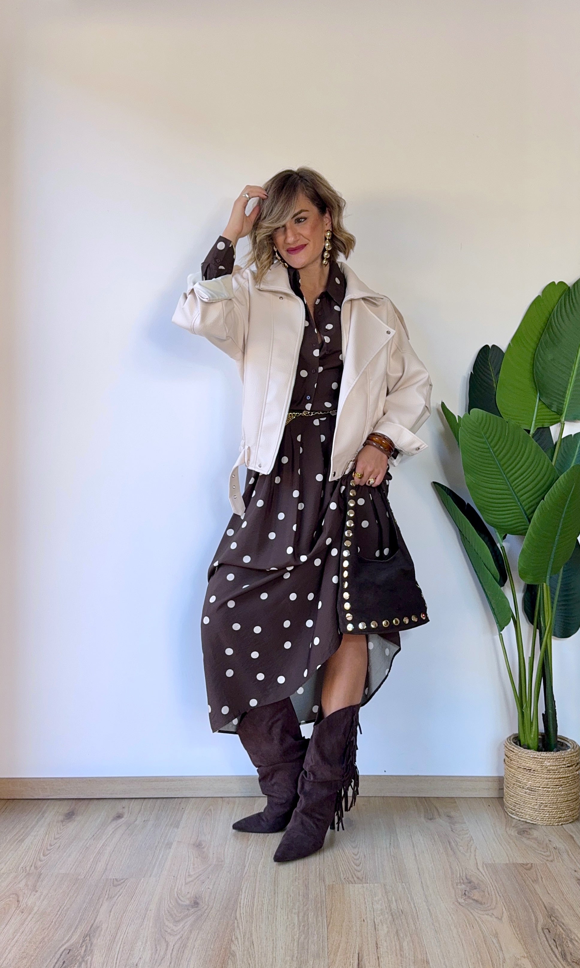 Coordinato marrone con camicia e gonna a pois