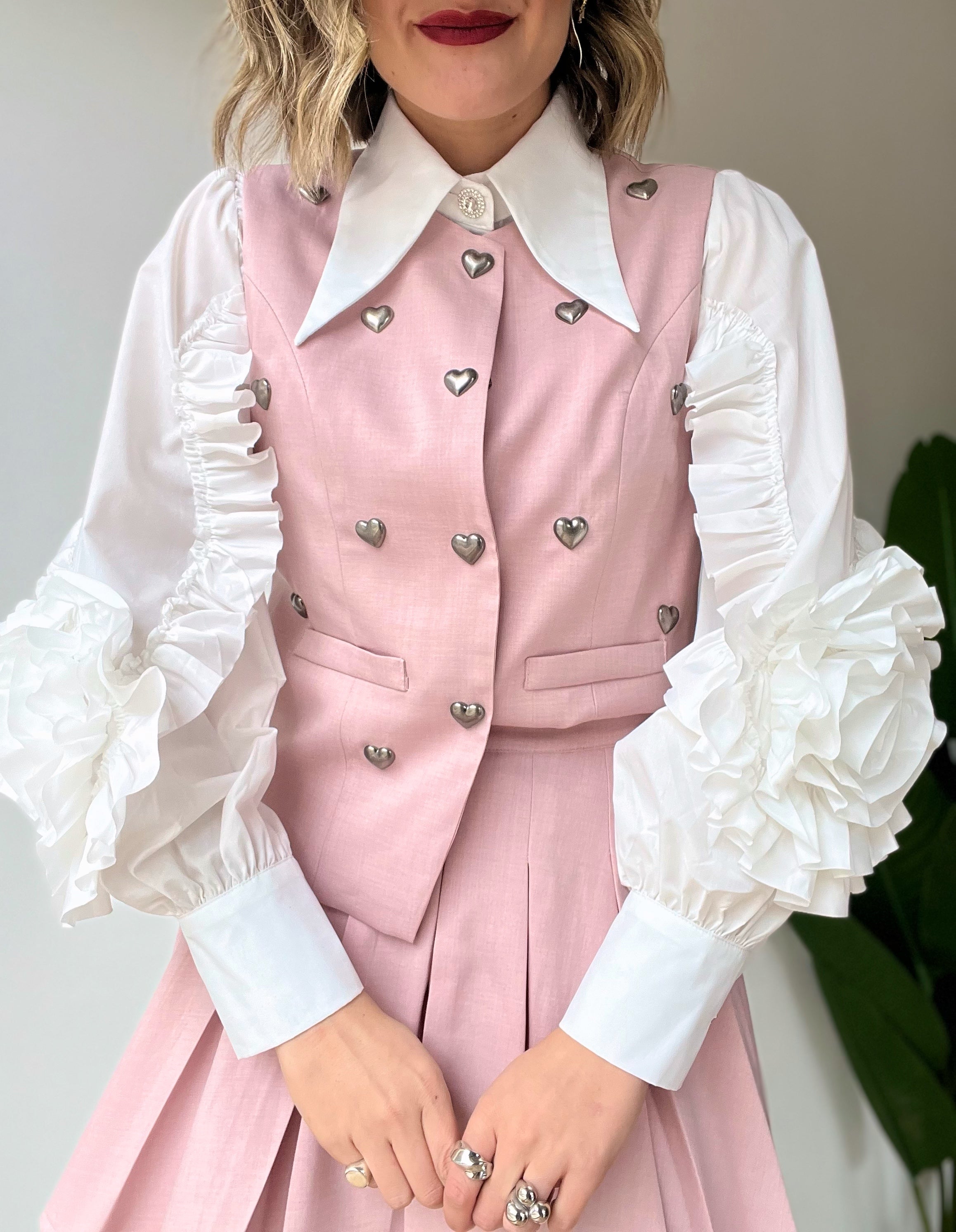 Camicia in cotone con rose sulle maniche e bottoni gioiello