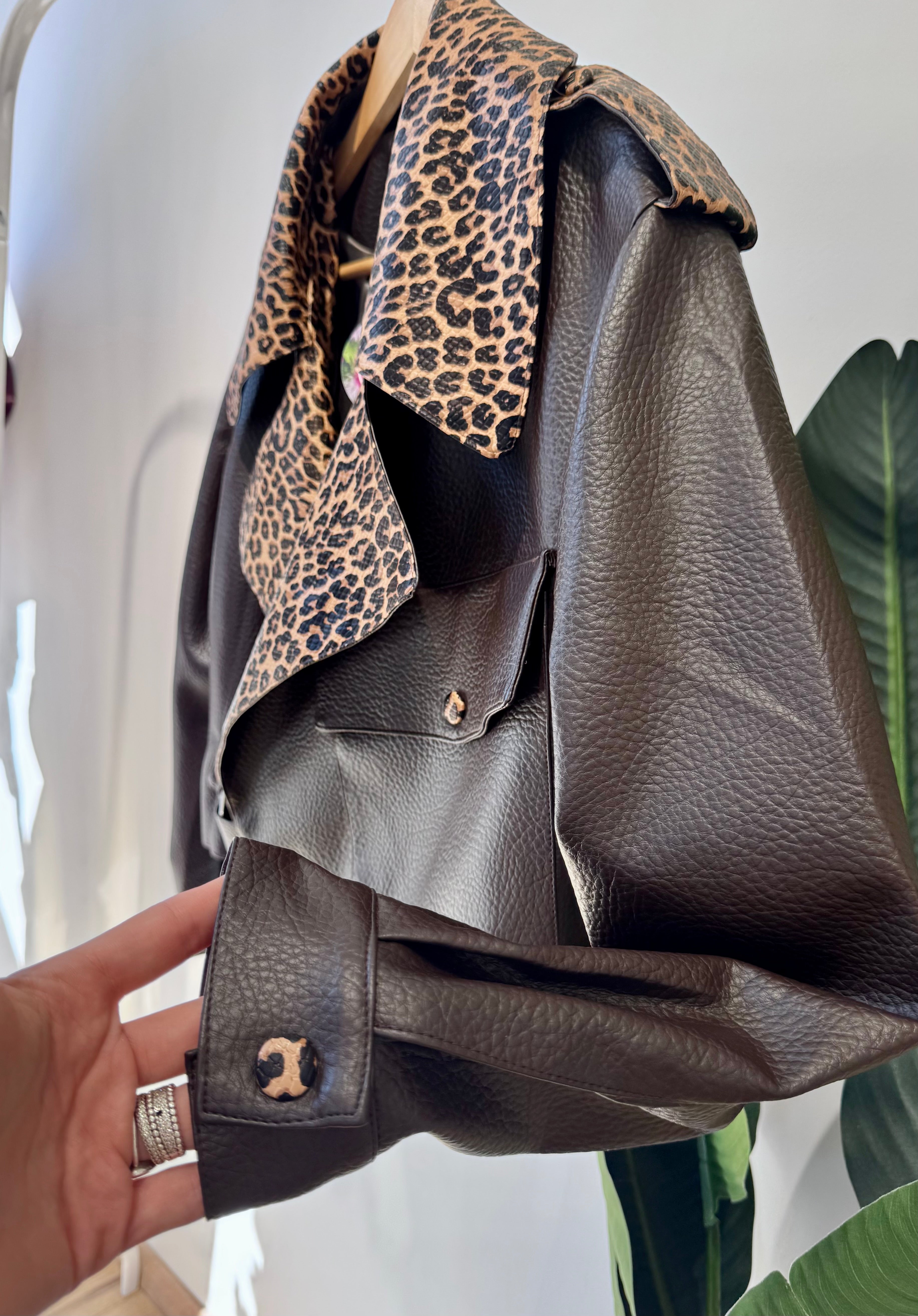 Chiodo in ecopelle con dettagli animalier