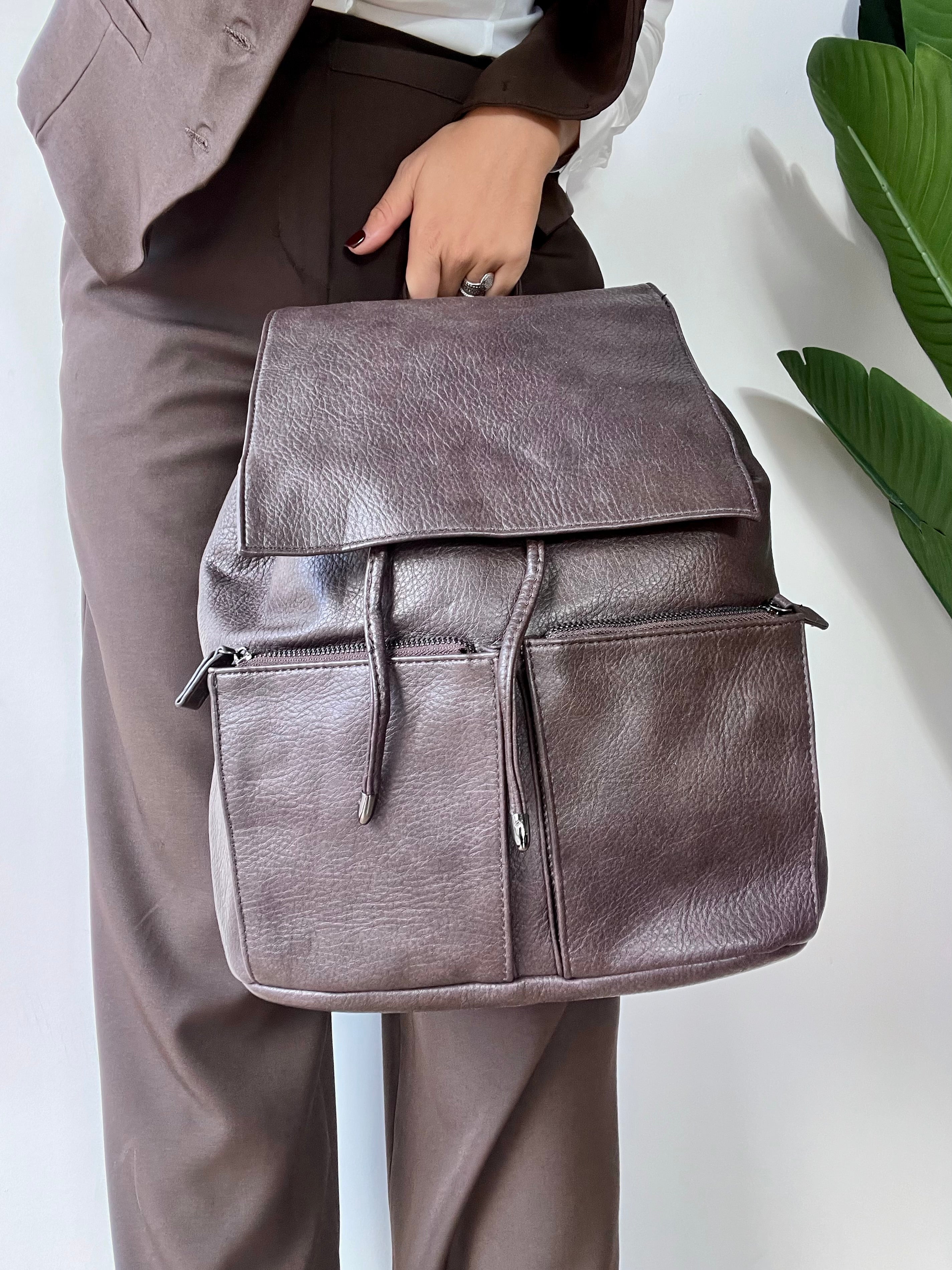 Zaino in ecopelle con tasche