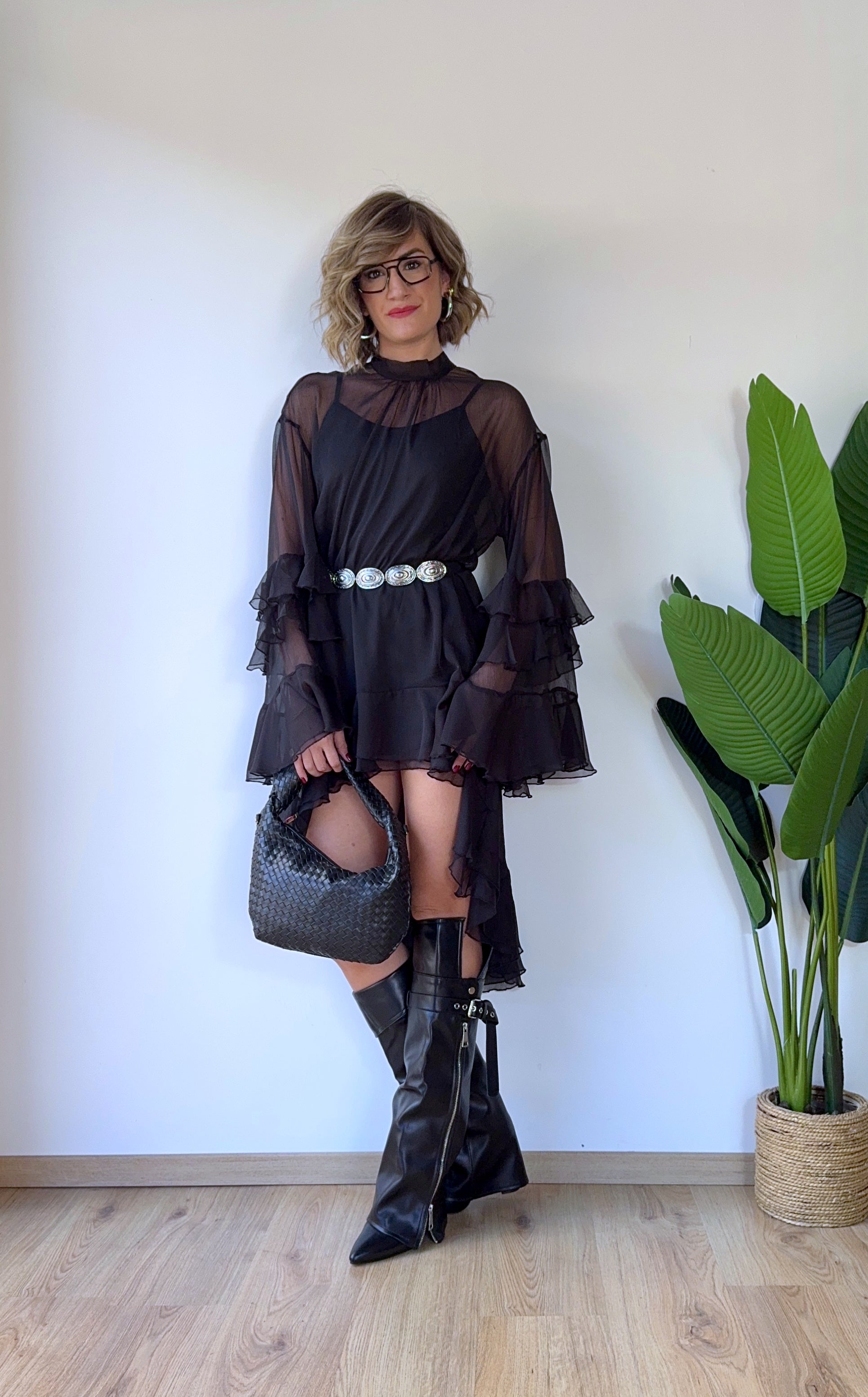 Vestito in velo nero corto avanti e più lungo sul retro