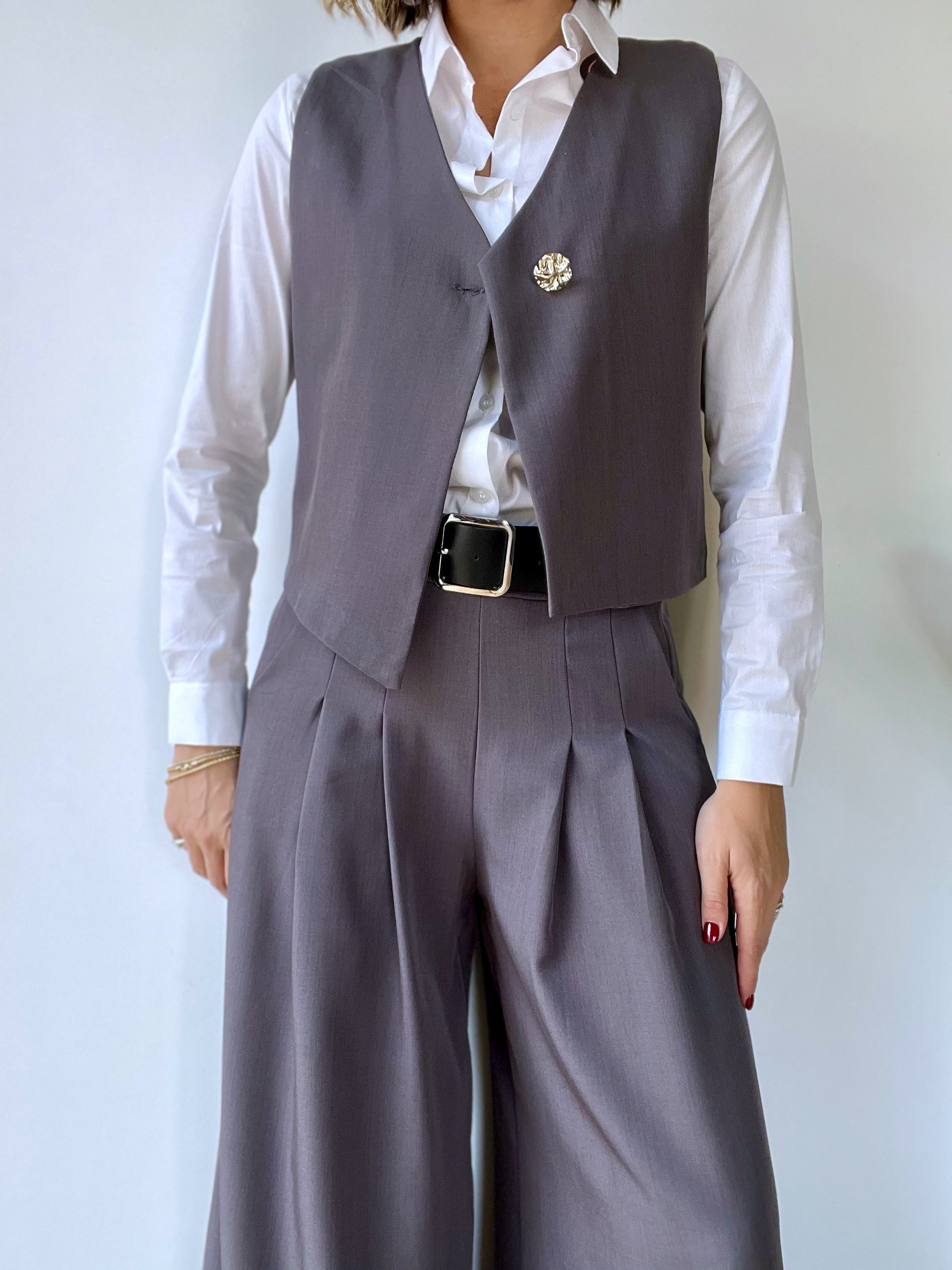 Tailleur grigio con gilet e pantalone largo