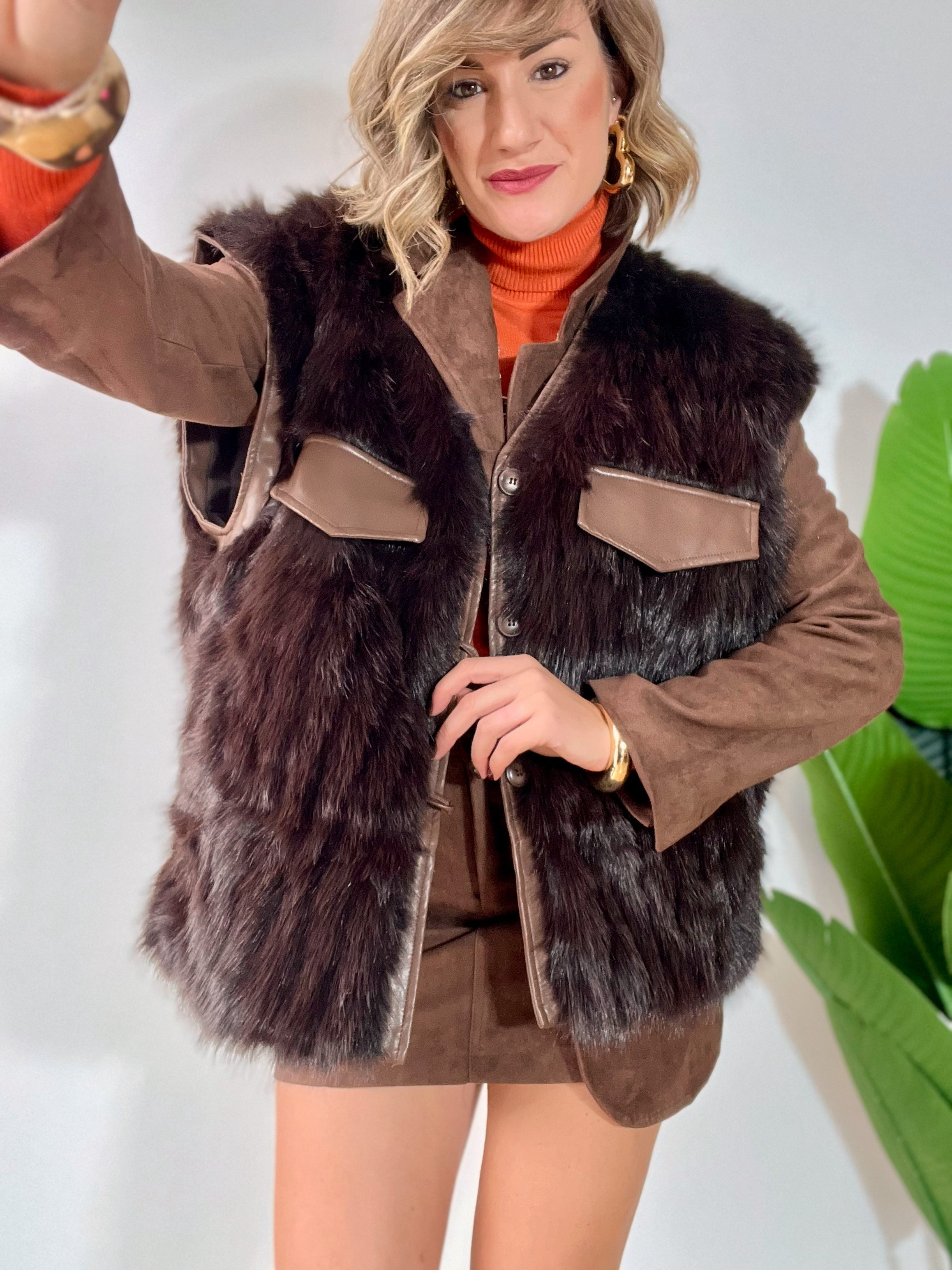 Gilet in ecopelliccia marrone bruciato con inserti in ecopelle