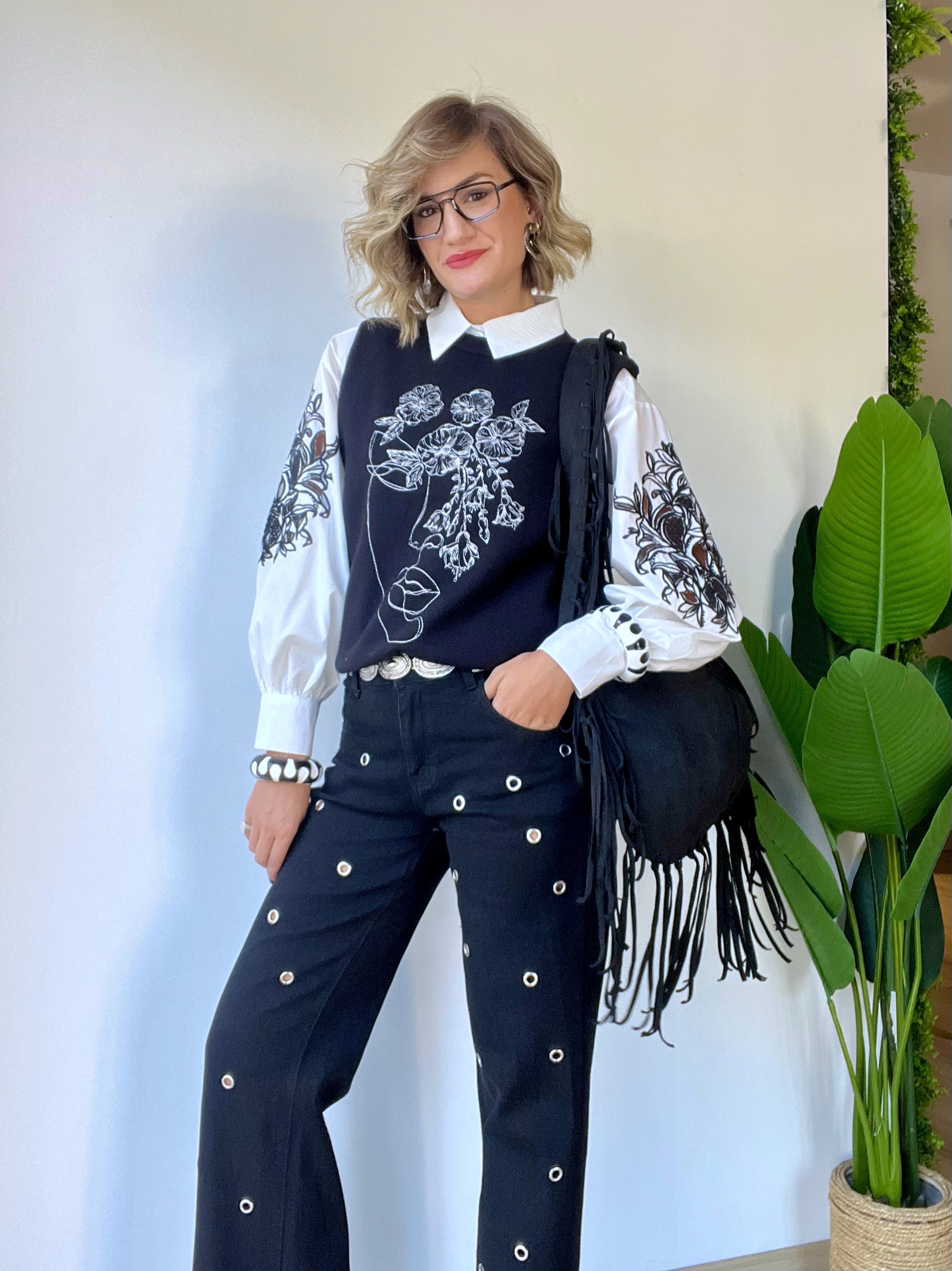 Camicia bianca con maniche ricamate