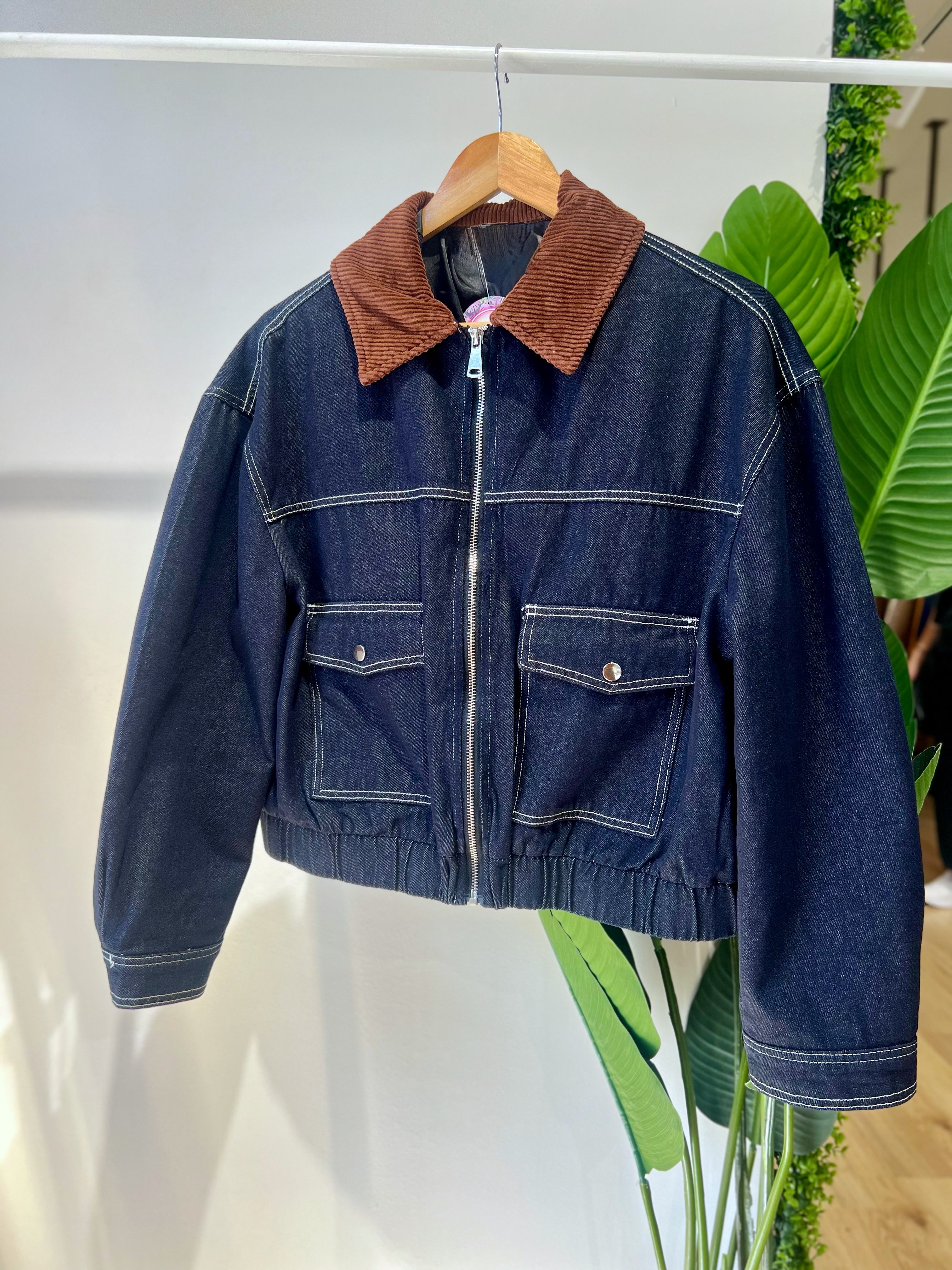 Giubbottino crop in jeans con colletto a costine