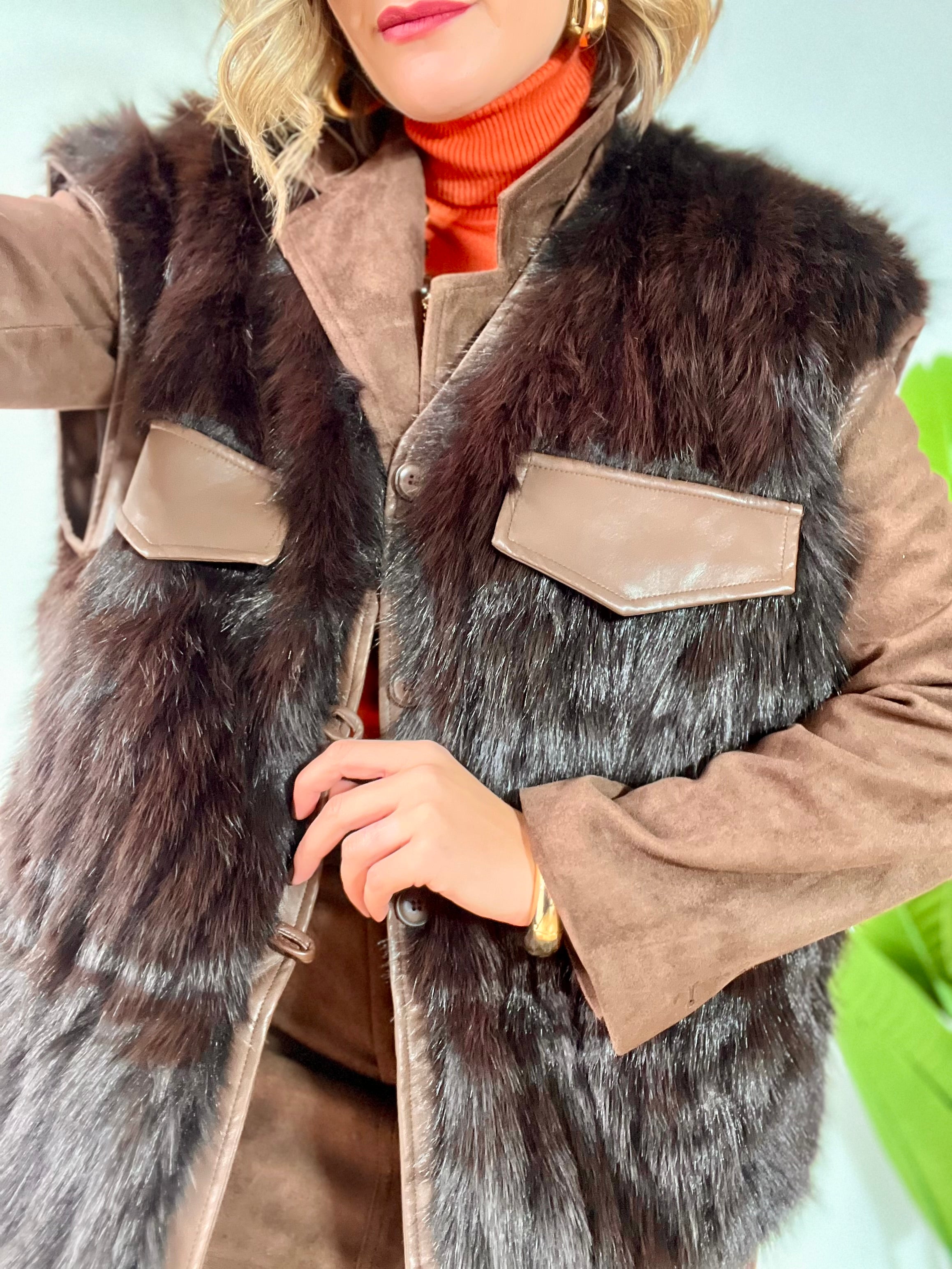 Gilet in ecopelliccia marrone bruciato con inserti in ecopelle