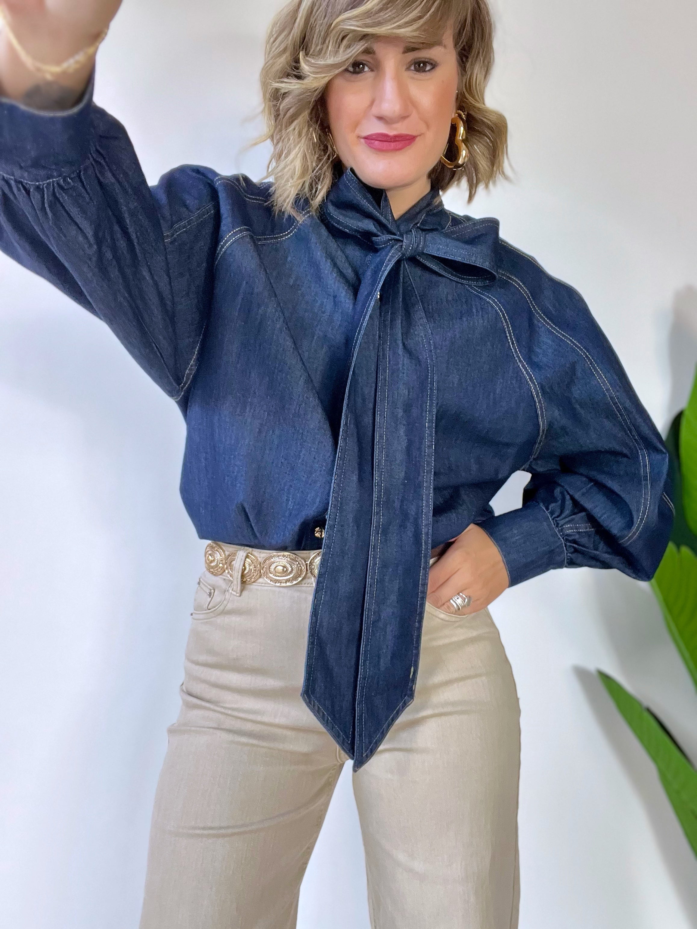 Camicia in denim scuro con collo fiocco