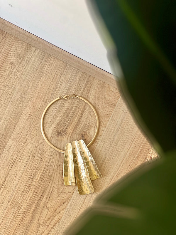 Collana rigida in oro opaco