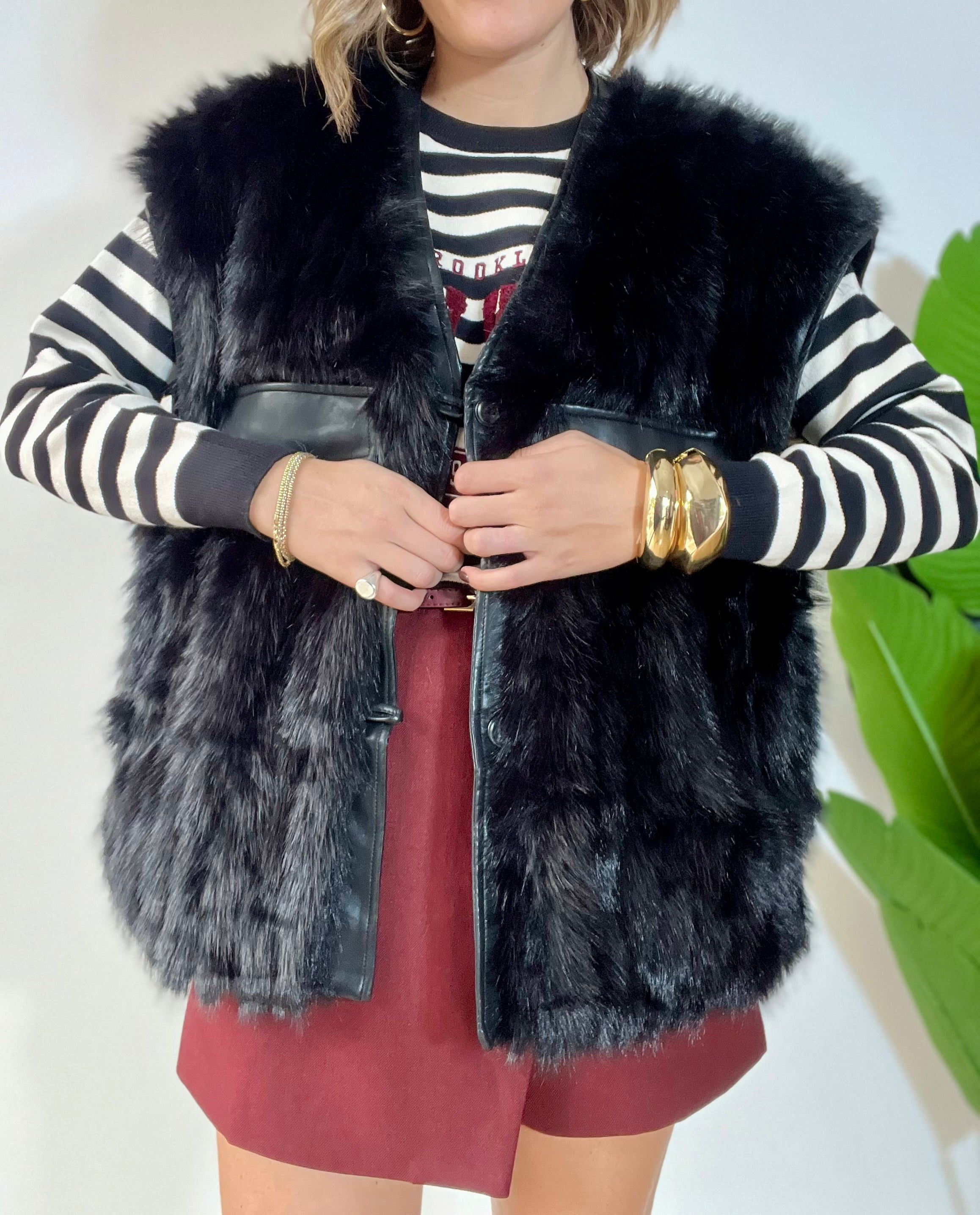 Gilet in ecopelliccia nero con inserti in ecopelle