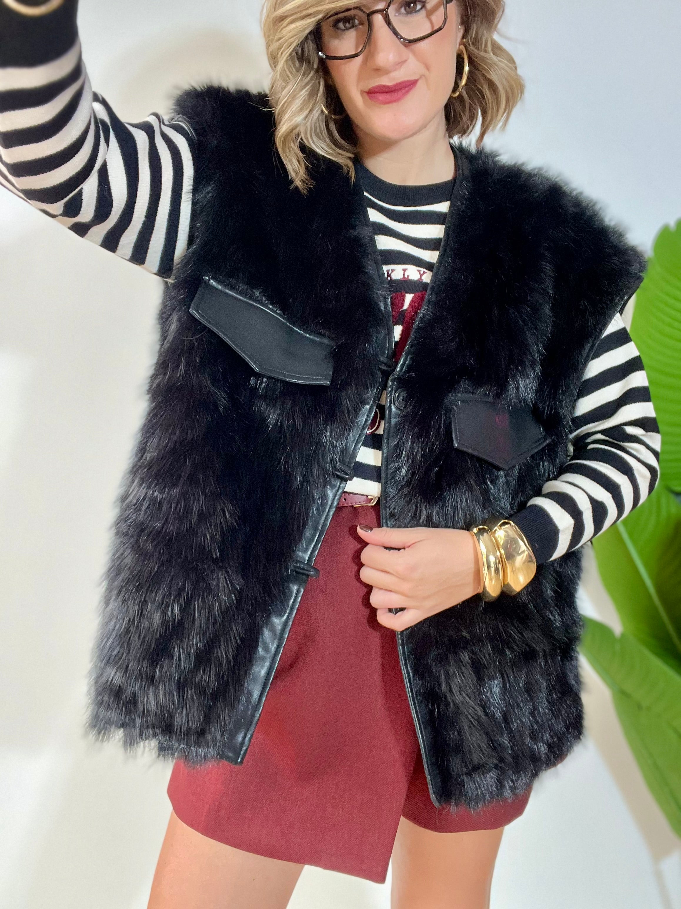 Gilet in ecopelliccia nero con inserti in ecopelle