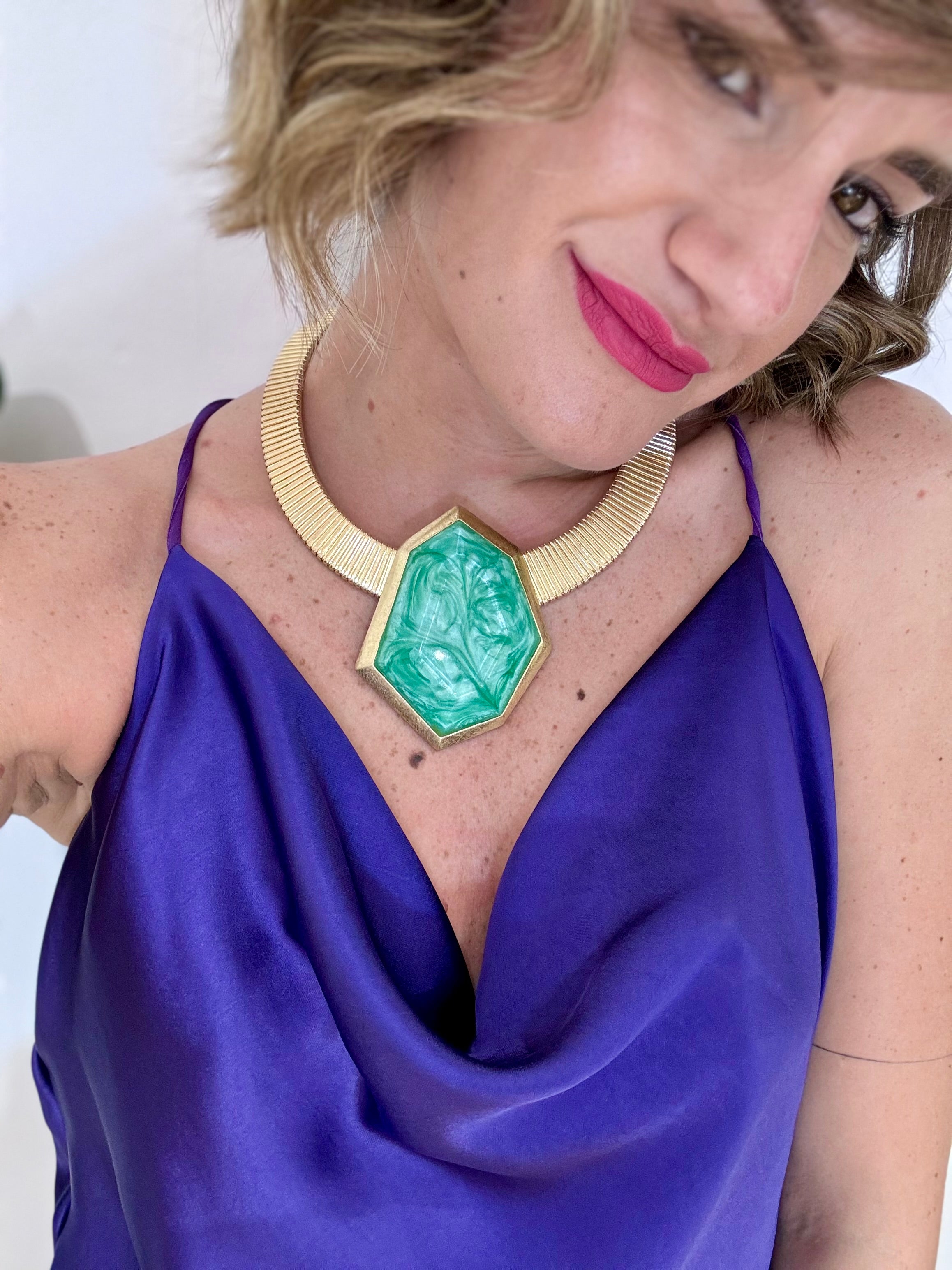 Collare oro con pietra colorata