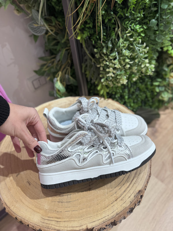 Sneakers con inserti laminati